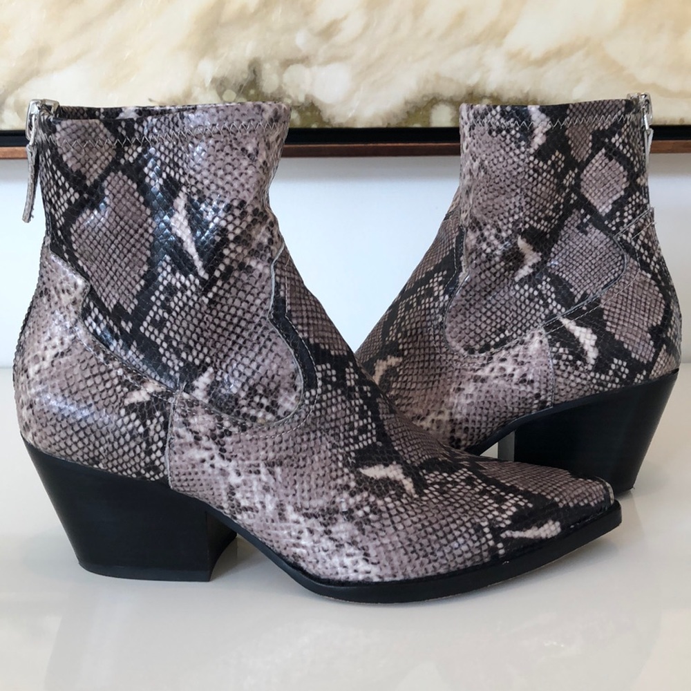 ⚡️ Snake Skin Print Booties ⚡️